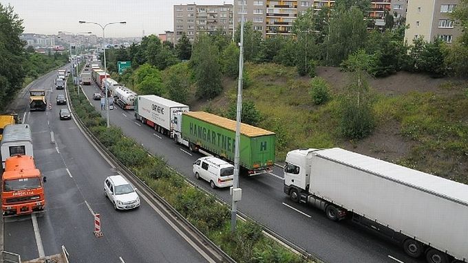 Dálnice D1 mezi Chodovem a Spořilovem je téměř neprůjezdná.