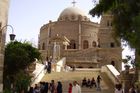 Egyptští policisté zmařili atentát na koptský kostel u Káhiry. Útočník je údajně po smrti