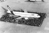 Velký úspěch čekal Airbus s modelem A320, který se stal základem pro celou skupinu verzí se stejnou konstrukcí, ale rozdílnou kapacitou - menší A318 a A319 a větší A321. Na tomto snímku z roku 1987 zaměstnanci dnes již zaniklé společnosti Aérospatiale pózují poblíž tohoto nového typu stroje.