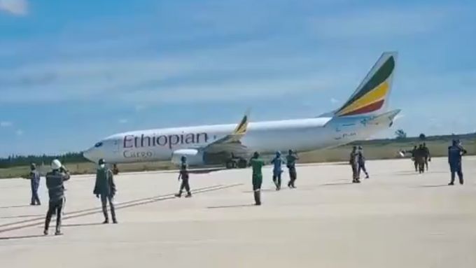 Nákladní Boeing 737 etiopských aerolinek omylem přistál na nedostavěném letišti v Zambii.
