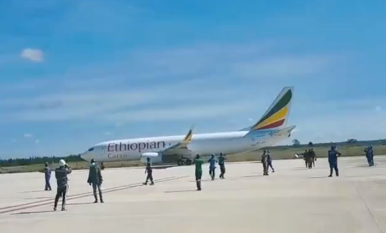 Nákladní Boeing 737 etiopských aerolinek omylem přistál na nedostavěném letišti.