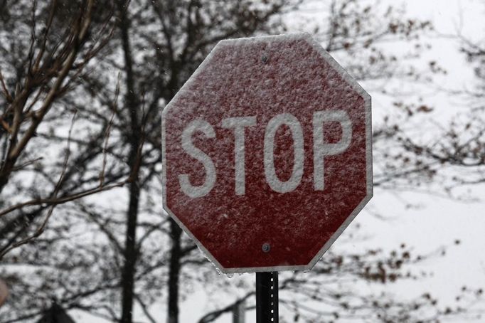 A stop sign is seen covered in snow during the arrival of Nor'easter, also known as a northeaster storm, in Hoboken, New Jersey, November 7, 2012. A wintry storm dropped snow on the Northeast and threatened to bring dangerous winds and flooding to a region still climbing out from the devastation of superstorm Sandy. REUTERS/Eduardo Munoz (UNITED STATES - Tags: DISASTER ENVIRONMENT) Published: Lis. 7, 2012, 9:32 odp.