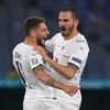Domenico Berardi a Leonardo Bonucci slaví gól v zápase Turecko - Itálie na ME 2020