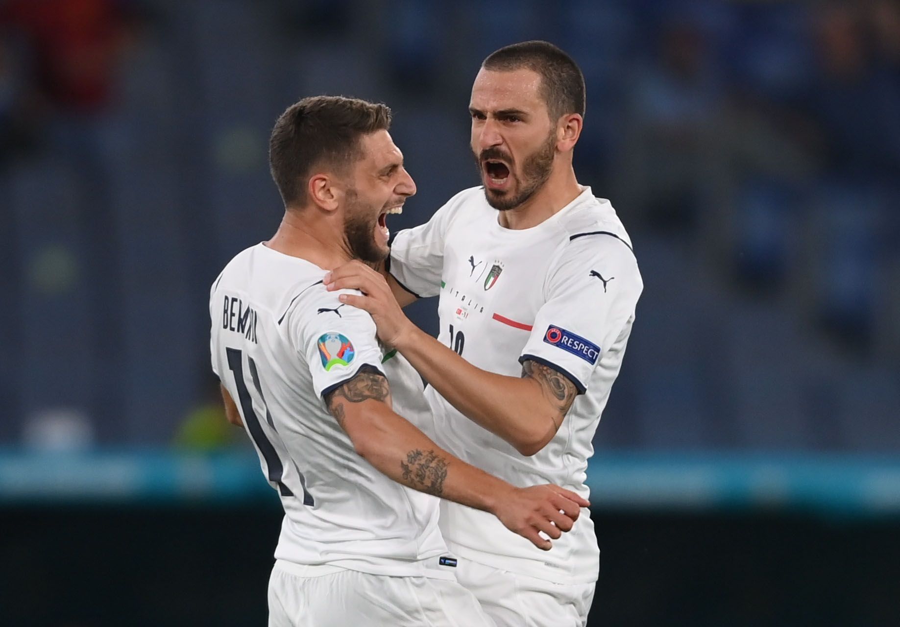 Domenico Berardi a Leonardo Bonucci slaví gól v zápase Turecko - Itálie na ME 2020