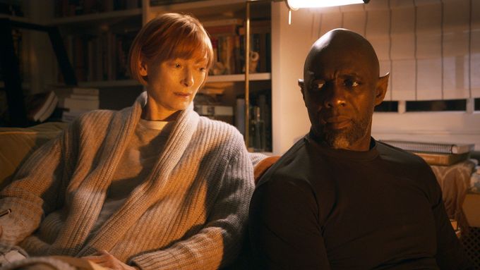 Tilda Swintonová jako Alithea a Idris Elba v roli džina.