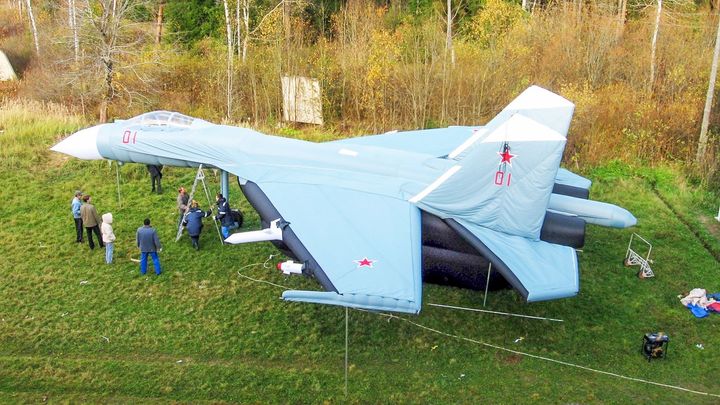 Dřevěné tanky, nafukovací letadla. Falešnými zbraněmi matou nepřítele nejen Ukrajinci; Zdroj foto: Profimedia.cz