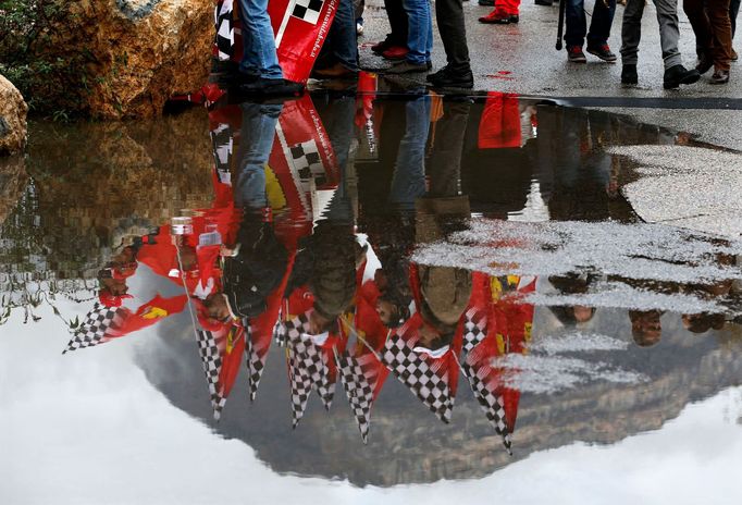 Fanoušci Ferrari před nemocnicí v Grenoblu, kde leží Michael Schumacher