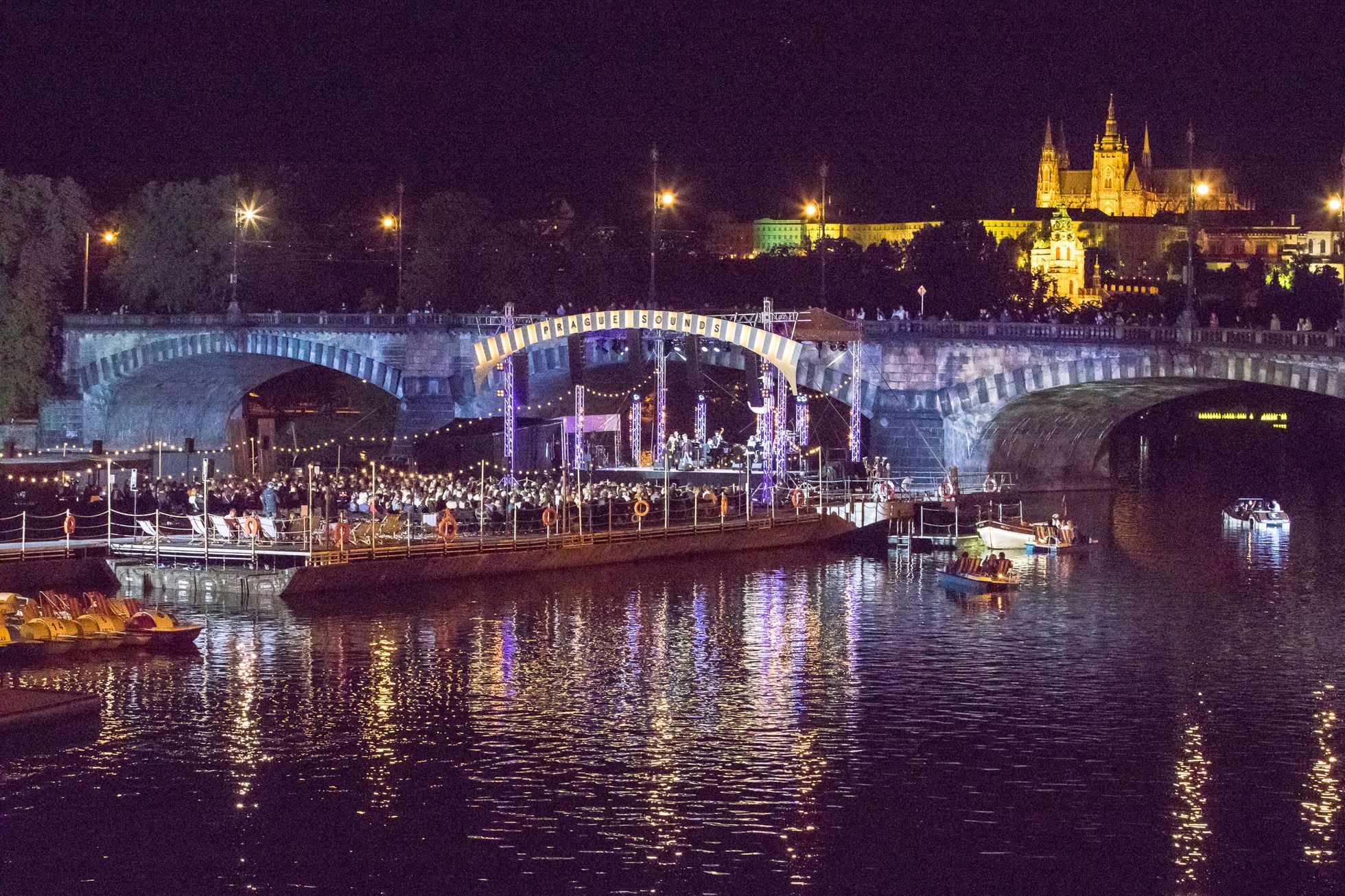 Jiří Suchý a Jitka Molavcová, koncert na Vltavě, Prague Sounds