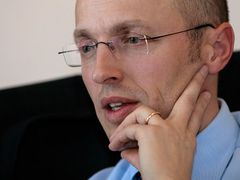 Peter Chrenko během rozhovoru se čtenáři Aktuálně.cz ze své kanceláře na Ministerstvu financí v Praze.