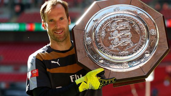 Petr Čech včera vybojoval v dresu Arsenalu svoji první "velkou" trofej, když pomohl k triumfu nad Chelsea v anglickém superpoháru. Podívejte se, jaké ceny a poháry už ve své kariéře získal.