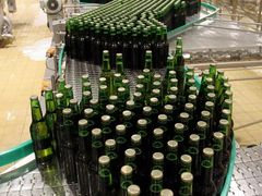Nová linka na stáčení vratných a nevratných lahví dokáže naplnit šedesát tisíc lahví za hodinu. Dokážete si to představit?