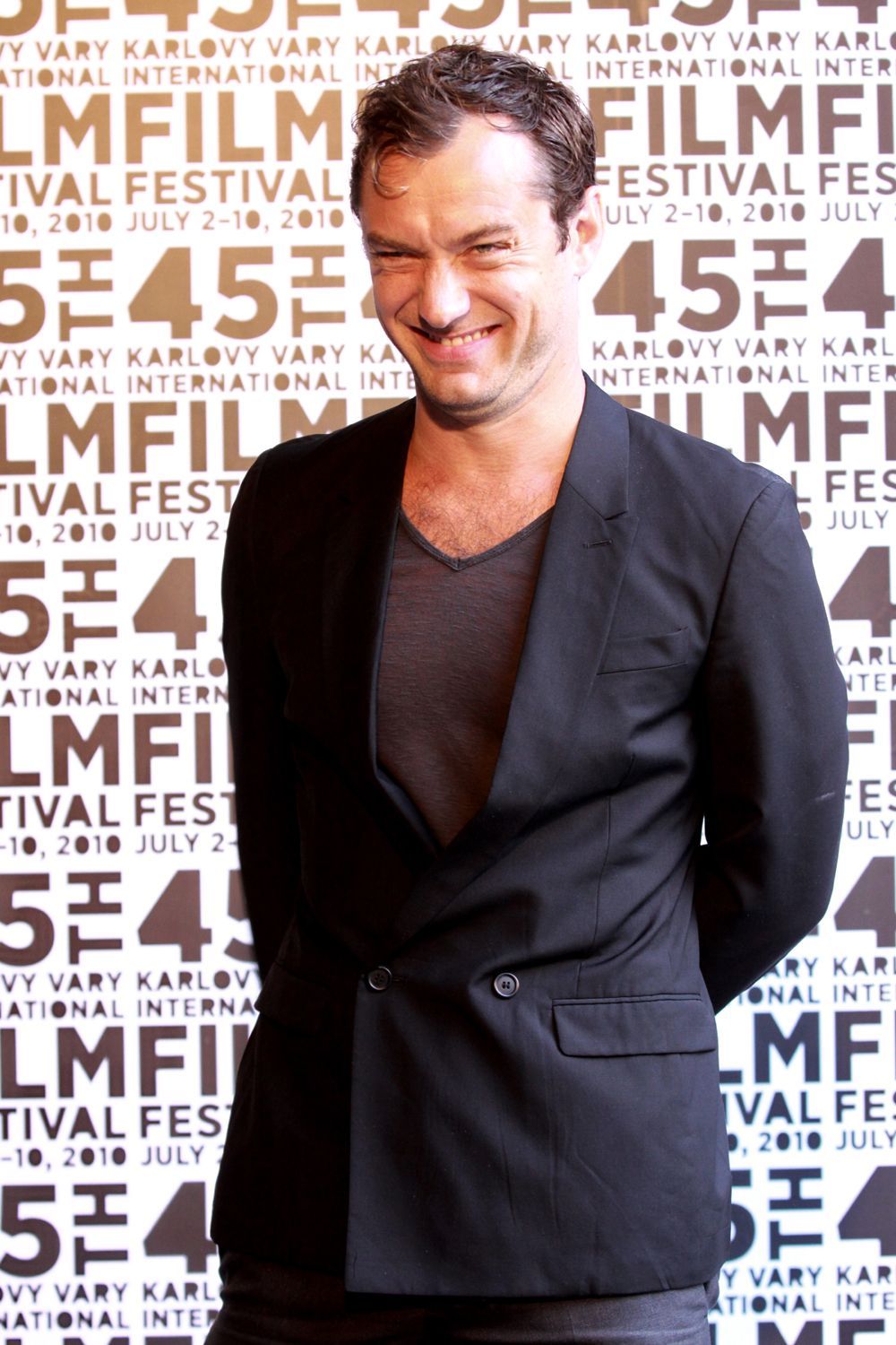 Jude Law na tiskové konferenci