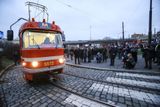 Pražský dopravní podnik se rozhodl neobyčejně populární tramvaj svátečně vyzdobit již v roce 2016.
