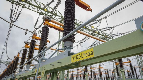 Kam se běžně nepodíváte: Obří rozvodna zásobuje elektřinou Prahu i střední Čechy
