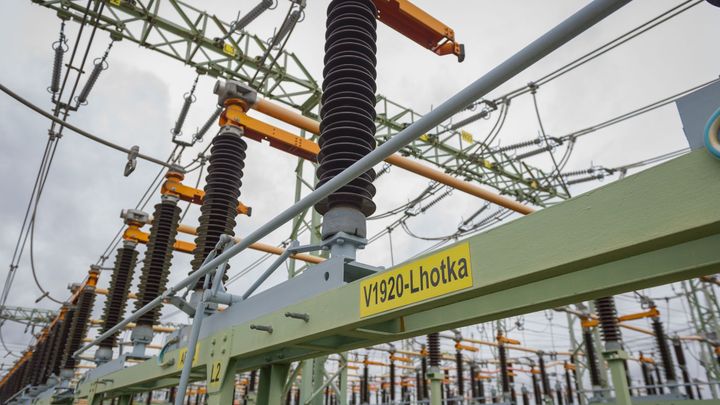 Kam se běžně nepodíváte: Obří rozvodna zásobuje elektřinou Prahu i střední Čechy