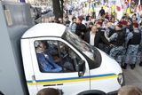 Protesty nebyly nic platné. Tymošenková odjela z budovy soudu v autě pro přepravu vězňů.