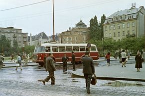 Šeď a barvy socialistického cestování. Autobusy a trolejbusy za železnou oponou