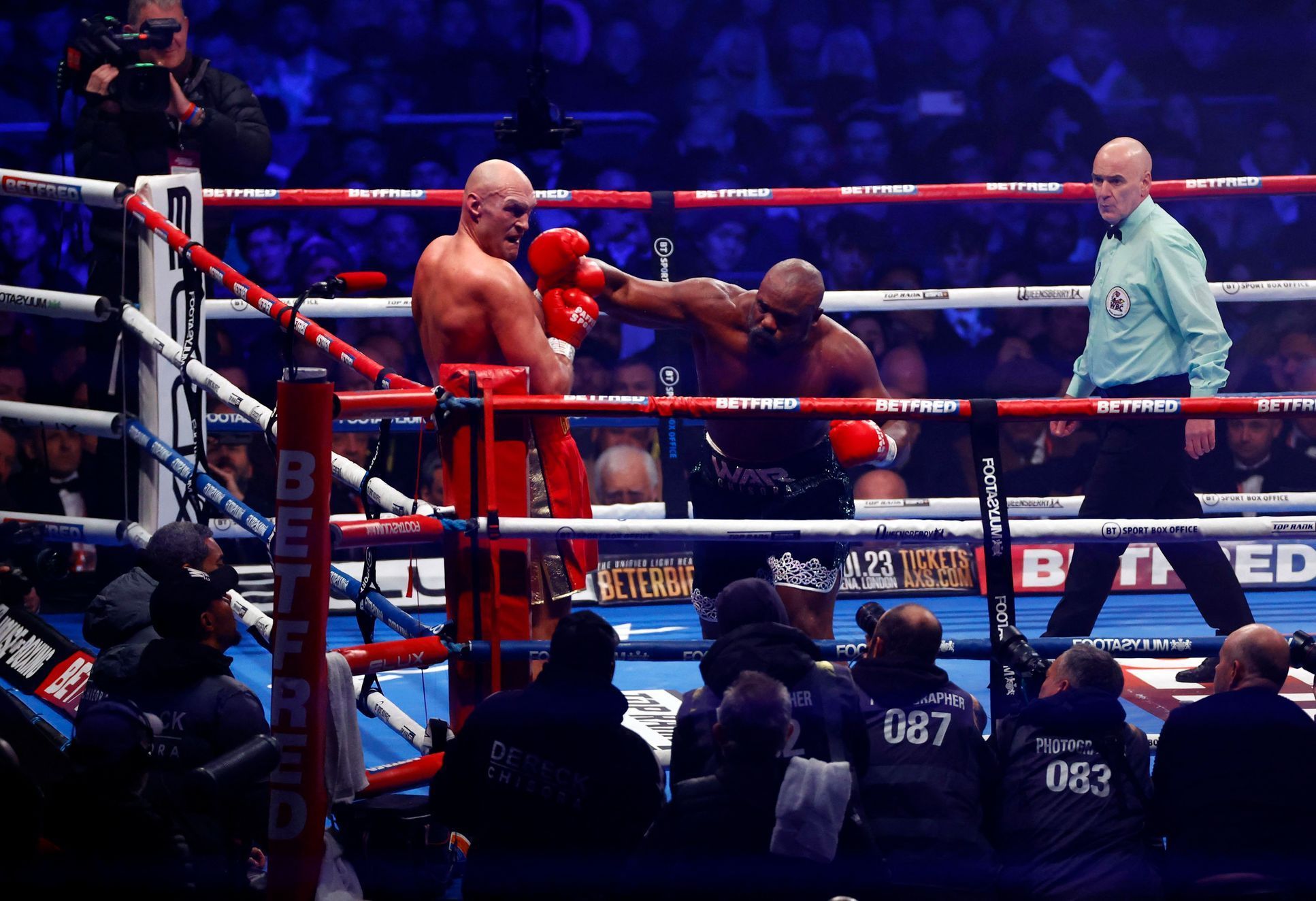 Zápas Tyson Fury (červené trenky) - Derek Chisora o titul šampiona WBC