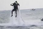 VIDEO Mayweather se vznášel nad hladinou moře jako Bond