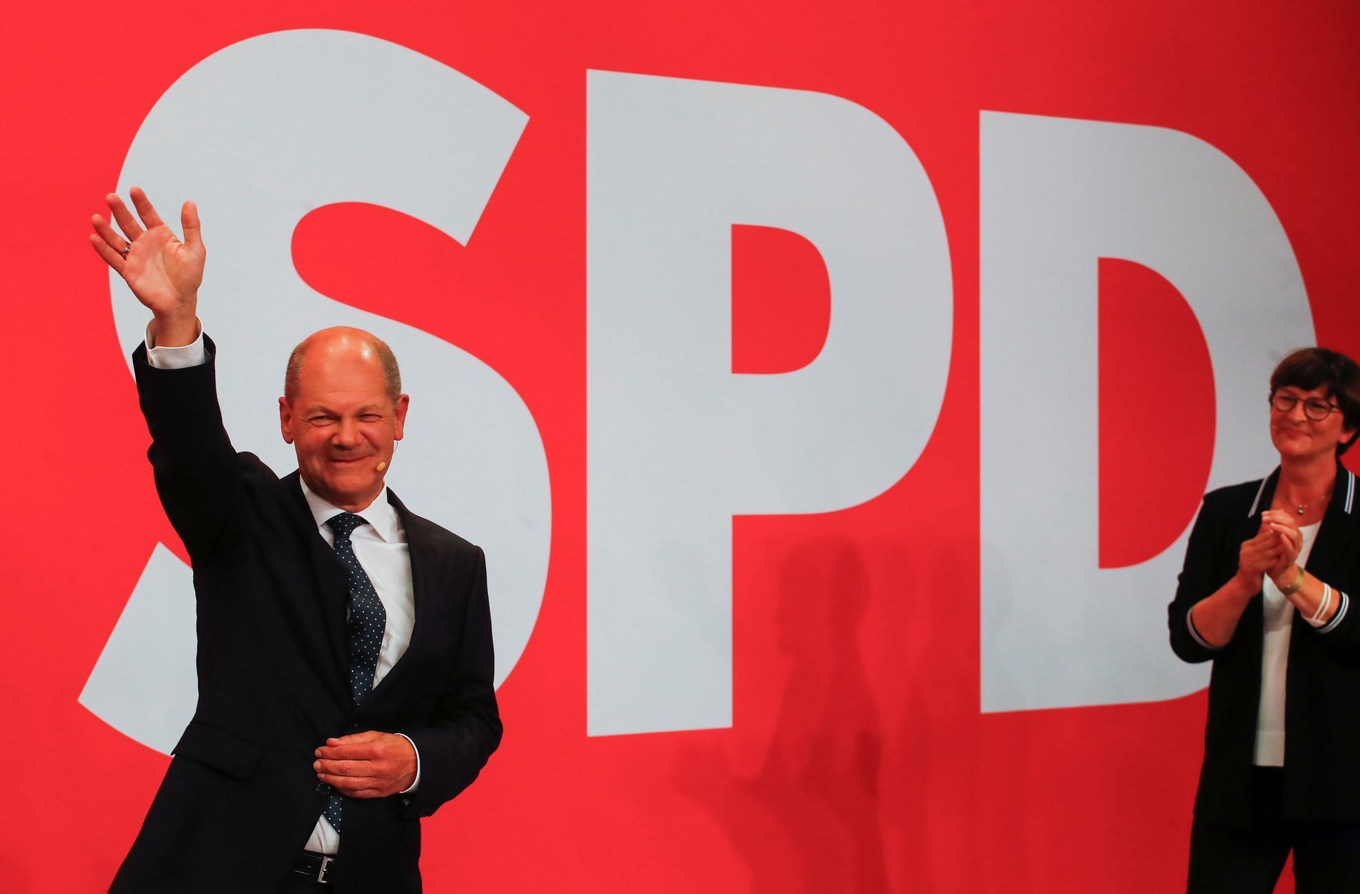 Kandidát SPD na kancléře Olaf Scholz ve volebním štábu strany v dobré náladě.