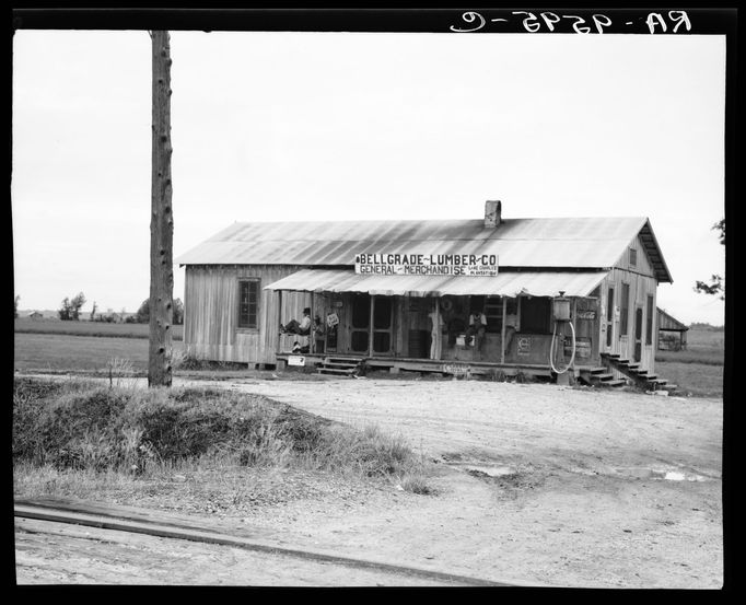 Obchod na plantáži v Mississippi, červenec 1936.