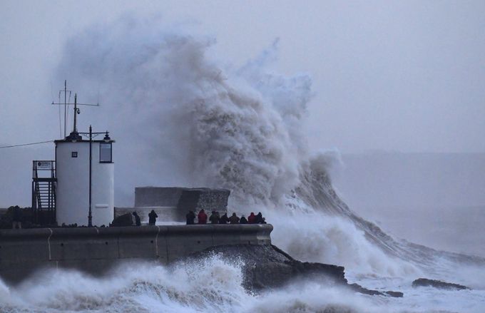 Rozbouřené moře u britského pobřeží.