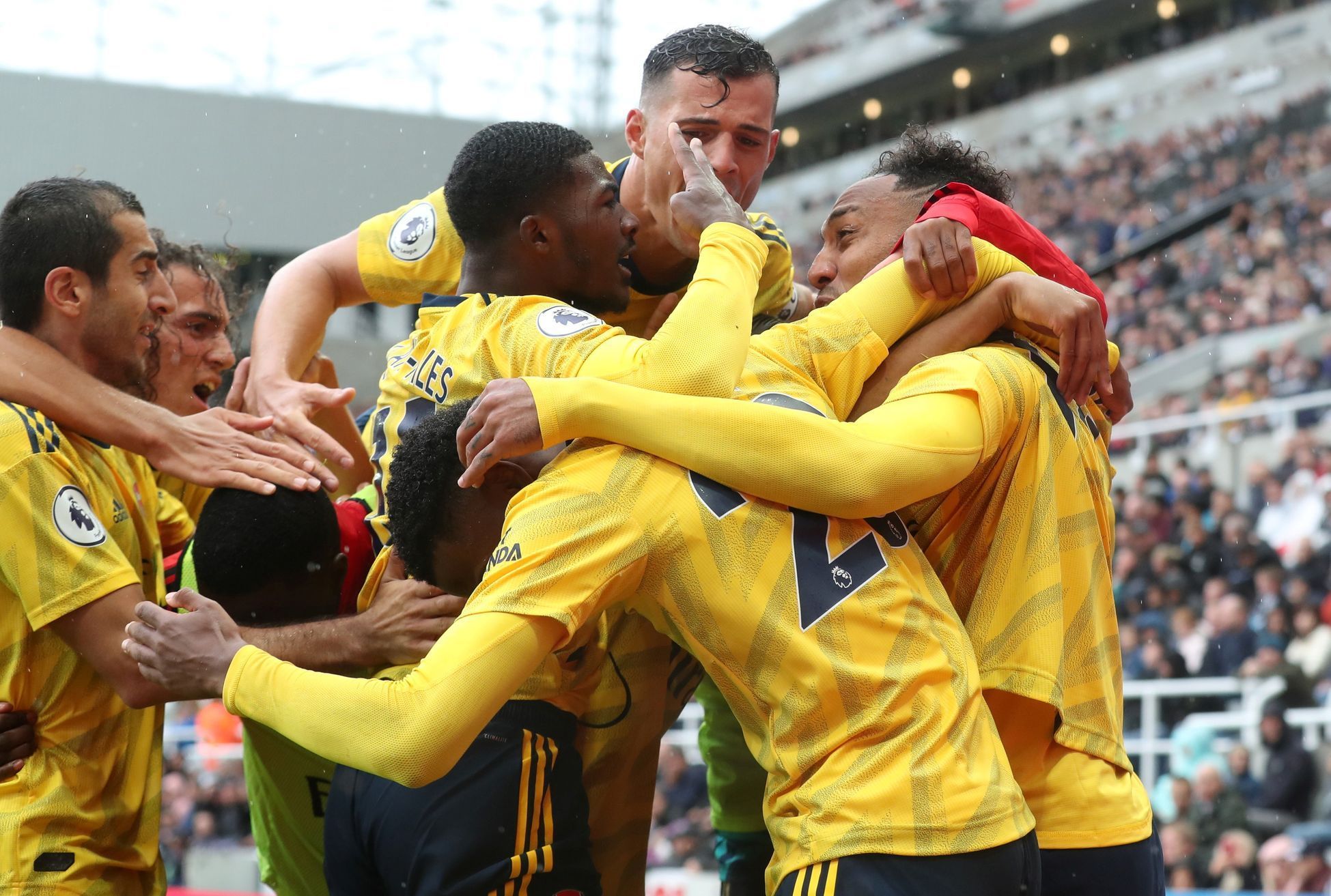 Hráči Arsenalu slaví gól, který rozhodl o jejich vítězství v Newcastlu