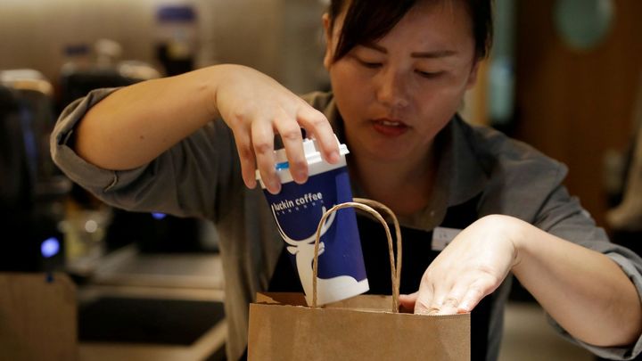 Čínský vyzyvatel Starbucksu míří do zahraničí. Kavárny otevře na Blízkém východě