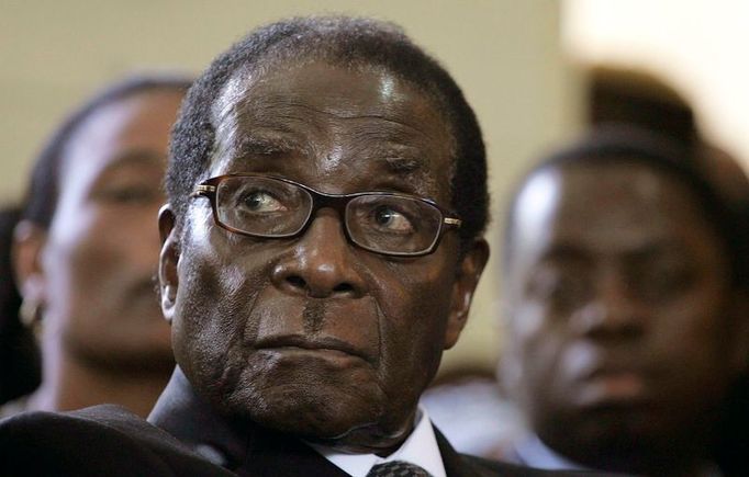 Prezident Robert Mugabe při posledním rozloučení se Susan Tsvangiraiovou.