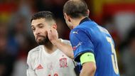 Následně smetli Chorvatsko 5:3 a málem vyřadili i pozdější šampiony Italy, se kterými padli až na penalty. Na snímku vidíte španělského kapitána Jordi Albu, kterého si takto před penaltami dobíral italský kapitán Giorgio Chiellini.