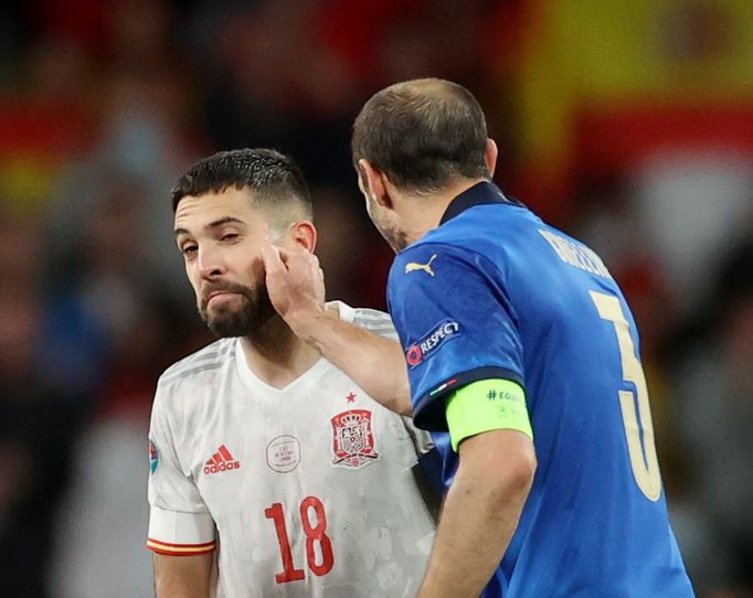 Jordi Alba a Giorgio Chiellini před penaltovým rozstřelem v semifinále Eura 2020