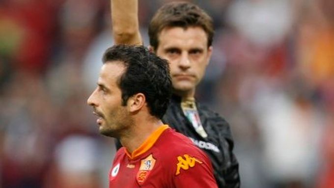 Ludovic Giuly vidí červenou kartu během zápasu AS Řím s Interem Milán.