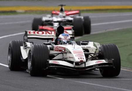 Button s Montoyou v zádech