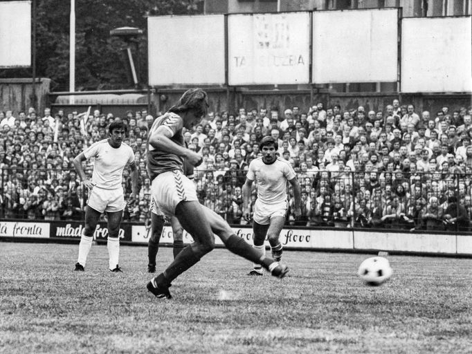 Bohemka - Lokomotiva Košice, 1.9.82.Dobové fotografie z fotbalové sezóny mezi lety 1982 a 1983, kdy FC Bohemians Praha 1905 získal mistrovský titul v československé lize.