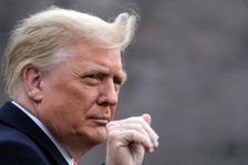 Trumpa klepli přes prsty, verdikt  ho zasáhl. "Zkouší, co mu projde," říká expert