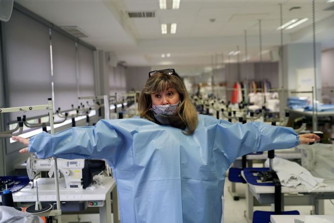 Profesorka designu Laura Gonzalesová kontroluje délku ochranného obleku pro zdravotníky, které šijí v ateliéru na univerzitě krále Juana Carlose v Madridu.