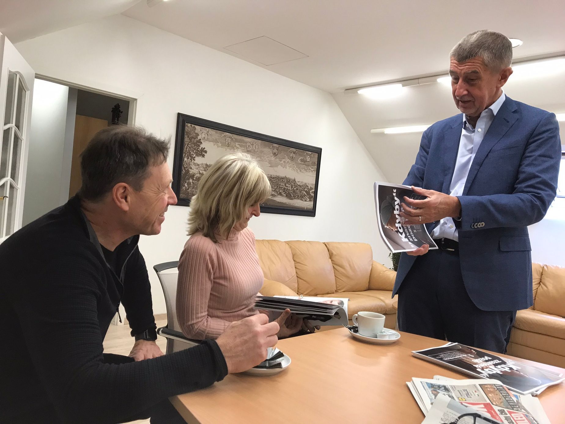 Andrej Babiš nabízel v kanceláři lidem také brožuru o prevenci rakoviny. Jde o brožuru VZP kvůli které se před sněmovními volbami strhla politická bitva. Na jedné straně je totiž fotografie Babiše.