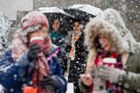 Online: Sníh zaskočil řidiče, v Praze odmrazovali letadla. Večer se přidalo náledí