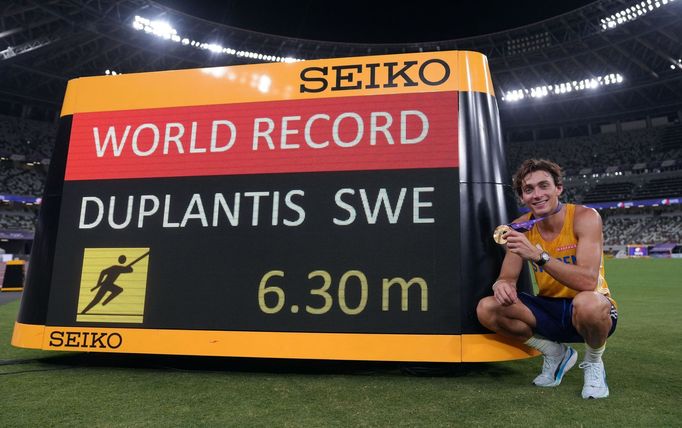 Švédský tyčkař Armand Duplantis a jeho rekord při MS v atletice 2025 v Tokiu