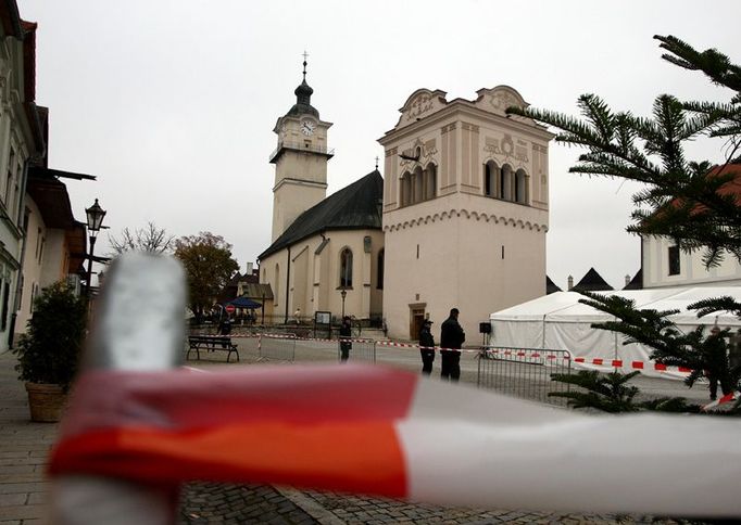 Gotický kostel svatého Juraja ohrazený pozdně moderními páskami a zátarasy.