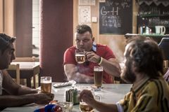 Recenze: Satirický seriál Most! zachycuje nejistotu pod světem českého pivního chlapáctví