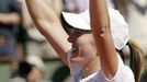 Belgická tenistka Justin Heninová-Hardenneová se raduje ze svého vítězství na French Open.