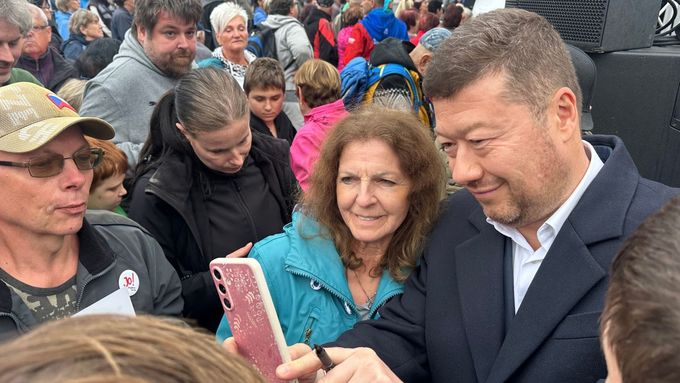 Aktuálně.cz přináší video sestřih z jarmarku SPD, včetně rozhovoru s příznivci i kritiky Tomia Okamury, jehož se nakonec voliči dočkali.