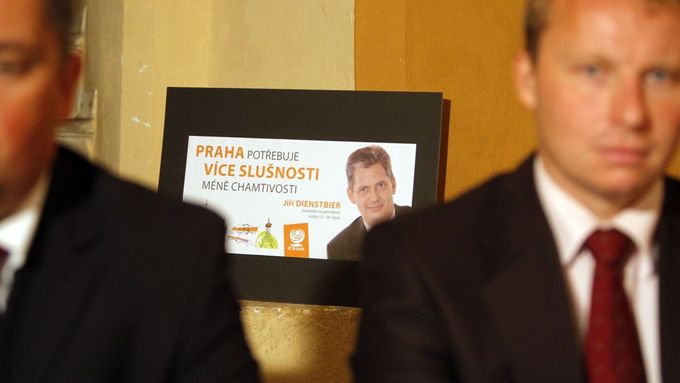 Slušnost lídra vykukuje z pozadí.