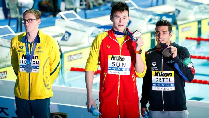 Australský plavec Mack Horton se při medailovém ceremoniálu zřetelně distancoval od vítězného Číňana Sun Janga