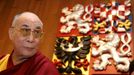 Čtrnáctý tibetský dalajlama Tändzin Gjamccho pod velkým znakem České republiky.