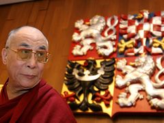Dalajlama žije mimo Tibet už padesát let. Naději na návrat má malou. Snímek je z jeho poslední návštěvy Prahy loni v prosinci.