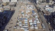 Pohled z dronu ukazují stany vysídlených Palestinců po stažení izraelských sil. Mnoho z nich už se nemá, kam vrátit, jejich domy byly srovnány se zemí při bombardování.