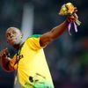 Usain Bolt se zlatou medailí za vítězství v závodě na 200 metrů na OH 2012