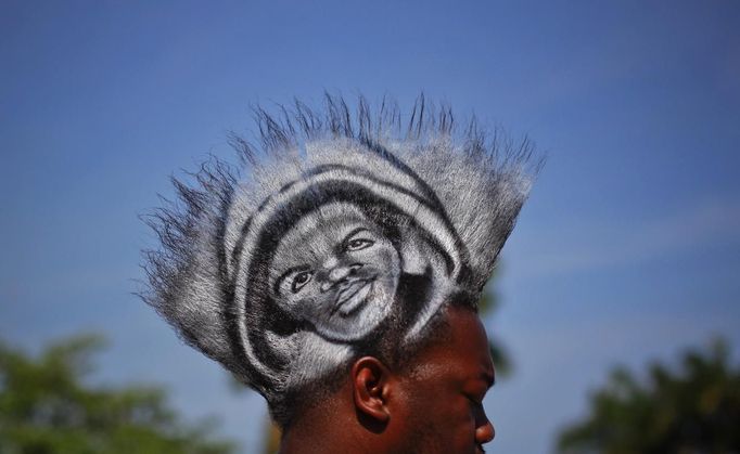 RNPS IMAGES OF THE YEAR 2012 - A man, who identified himself as Mohawk Gaz, sports an image of black teenager Trayvon Martin on his hair during a rally to protest his killing in Miami, Florida April 1, 2012. Thousands of protesters gathered in a downtown bayfront park on Sunday demanding the arrest of the neighborhood watch volunteer who shot and killed an unarmed black teenager, Trayvon Martin, in central Florida a month ago. REUTERS/Lucas Jackson (UNITED STATES - Tags: CRIME LAW CIVIL UNREST TPX IMAGES OF THE DAY) Published: Pro. 5, 2012, 10:57 odp.